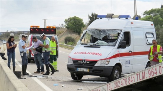 Ambulância capotou com chuva