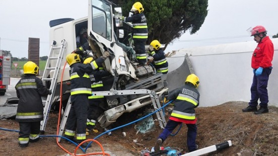 Camião colide com muro de cemitério