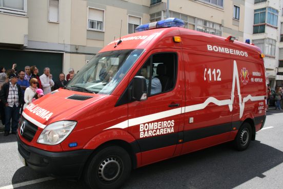Liga dos Bombeiros diz que há doentes horas retidos nas macas em ambulâncias e que já houve uma morte
