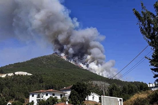 Fogo de Mondim de Basto mantém uma frente ativa