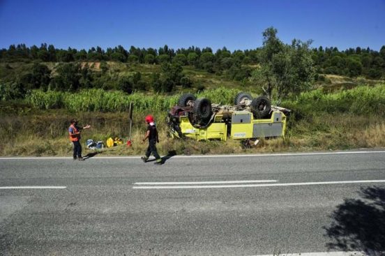 Seis feridos em acidente com viatura de equipa de combate a fogos