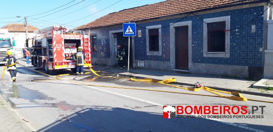 o fogo foi combatido pelos Bombeiros de Esmoriz