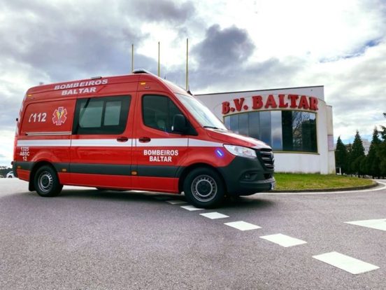 Bombeiros de Baltar assinalam aniversário com nova ambulância
