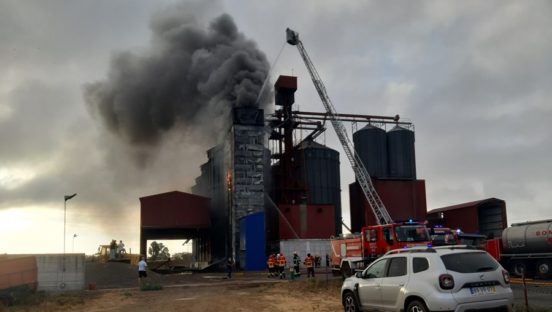 Incêndio de grandes dimensões em Corporativa de Beja destrói silos de secagem de cereais